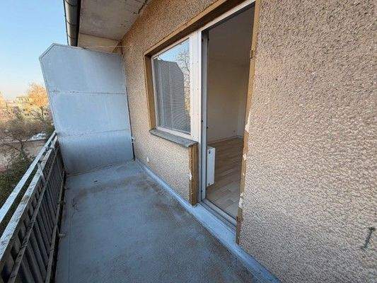 Balkon mit offener Tür