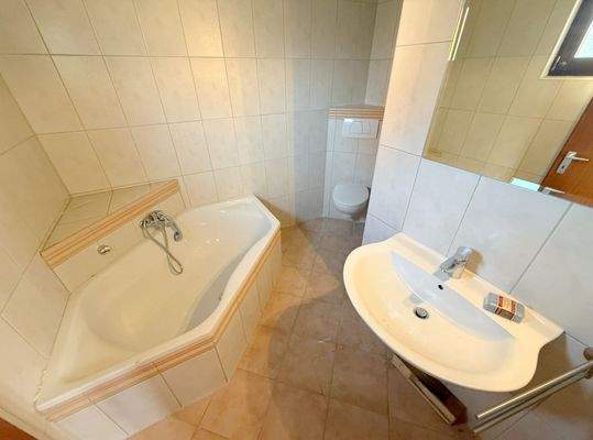 Bad mit Wanne und Dusche im Erdgeschoss