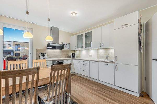 Offene Küche mit gemütlichem Essbereich