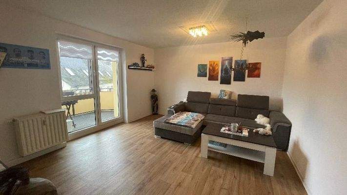 Wohnzimmer mit Balkon