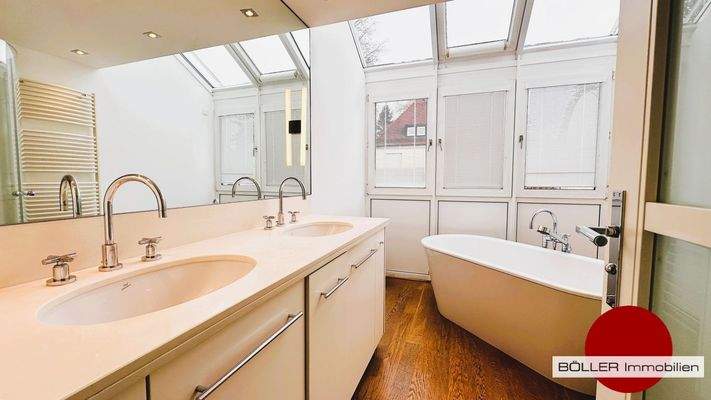 Badezimmer mit Fenster