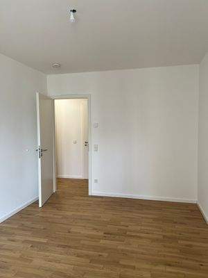 Leerer Raum mit Holzboden