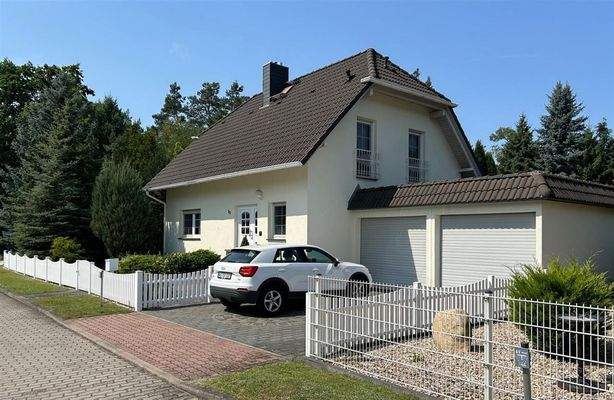 Seitenansicht rechts mit Garage