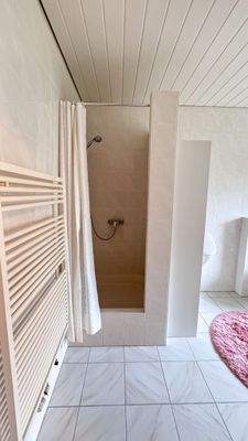 Badezimmer en Suite des Schlafzimmers 2