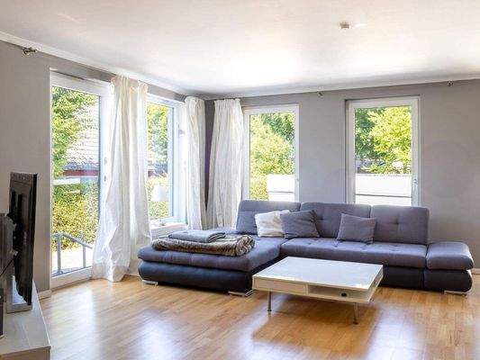 Wohnbereich mit bodentiefen Fenstern