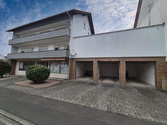 Straßenansicht mit Garagen