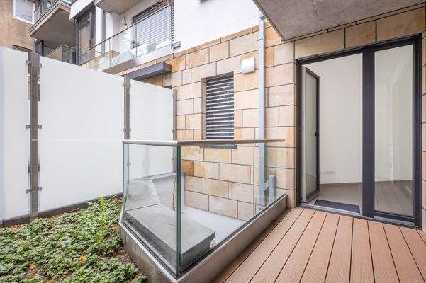  Terrasse mit kleinem Garten