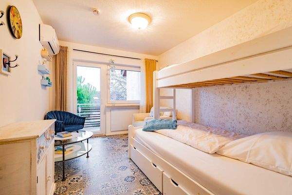 Schlafzimmer 1 OG mit Balkonzugang