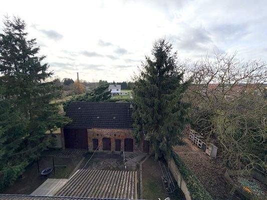 Blick über den Hof Richtung Süden