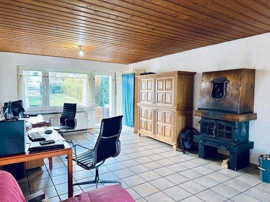 Der große Wohnraum mit Balkon