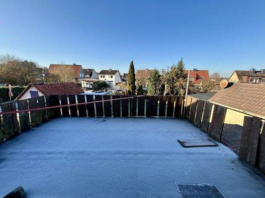 Blick auf die sanierungsbedürftige Dachterrasse