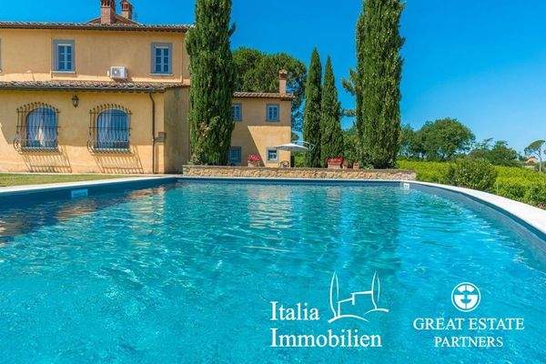 Schöne helle Villa in herrlicher Lage mit Türmchen, Pool, Weinberg und Olivenhain