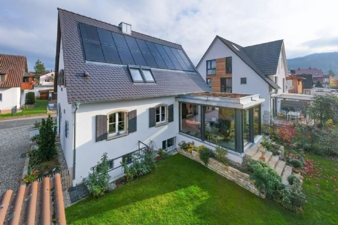 SANIERTES EINFAMILIENHAUS MIT GARTEN & EIGENENERGIE-VERSORGUNG IN FREIBURG-ST. GEORGEN