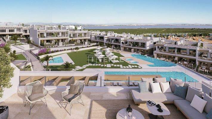 Apartments with Pools and Jacuzzis Near Amenities in Torrevieja