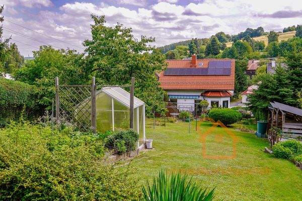 Grüner Garten mit Gewächshaus