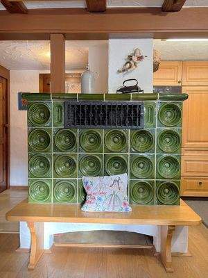 Kachelofen in Wohnküche