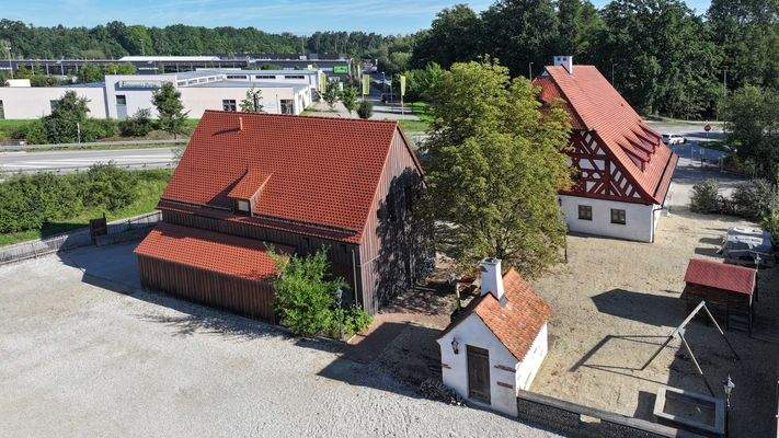 Südansicht mit Biergarten