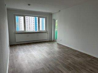 Wohnzimmer mit Balkonzutritt