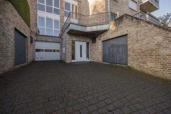 Hauseingang mit Tiefgarageneinfahrt