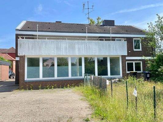 Haus von hinten mit Parkplatz