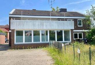 Haus von hinten mit Parkplatz