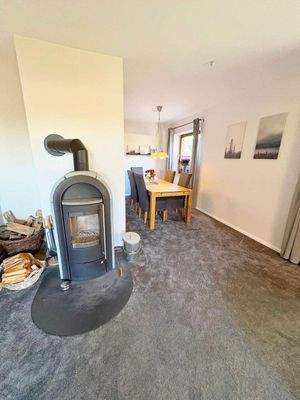 Kaminofen mit angrenzendem Essbereich