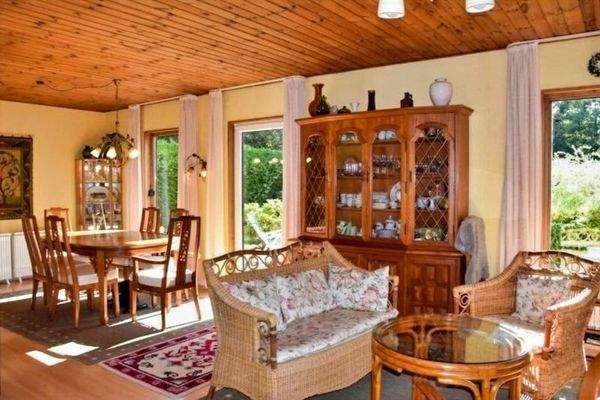 Lichtdurchfluteter Wohn- und Essbereich