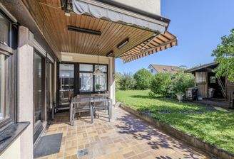 Großzügige Terrasse mit sonnigem Garten