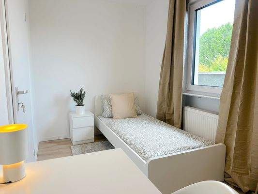 Helles Einzelzimmer mit Bett