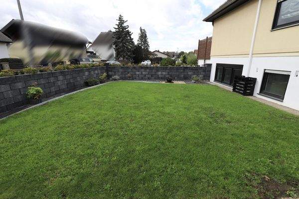 Grünfläche Strassenseite