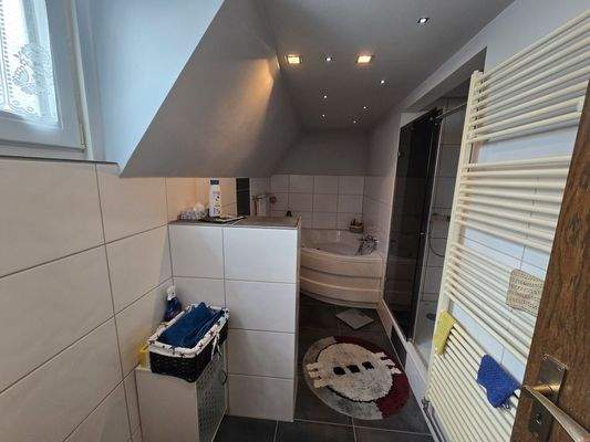 Bad mit Wanne und Dusche