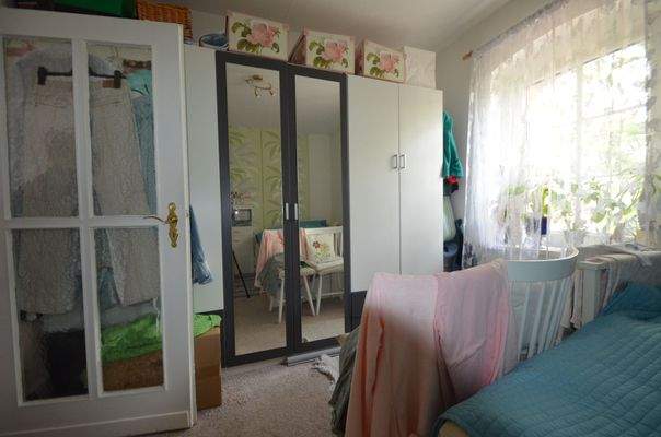 Das geräumige Schlafzimmer