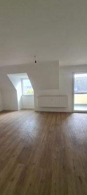 Wohnraum mit Balkon.JPG