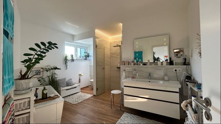 Bad mit Wanne und Dusche
