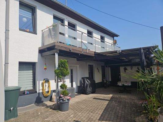 2 Häuser unterteilt in EG und OG Whg.