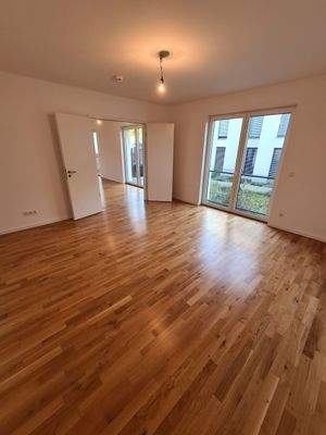 Helles Wohnzimmer mit Balkon