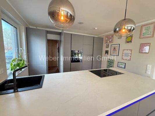 Küche mit Abstellkammer