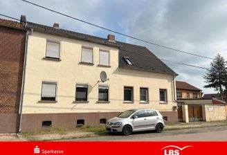 Haus Front mit Einfahrt