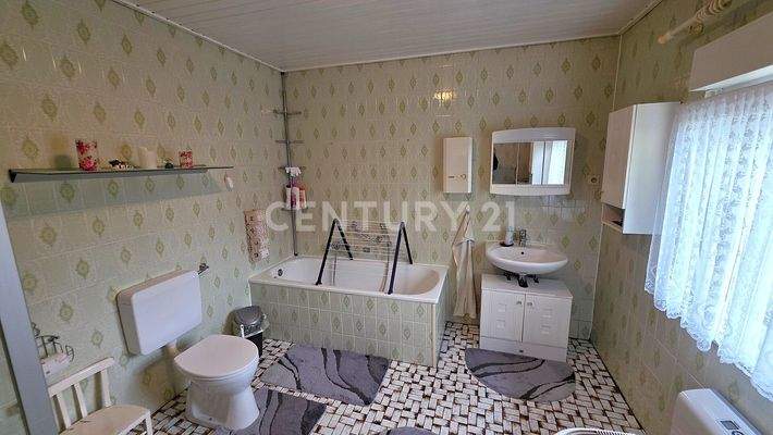 Großes Badezimmer mit Wanne und Dusche 