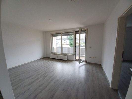 Wohnzimmer mit Balkon 