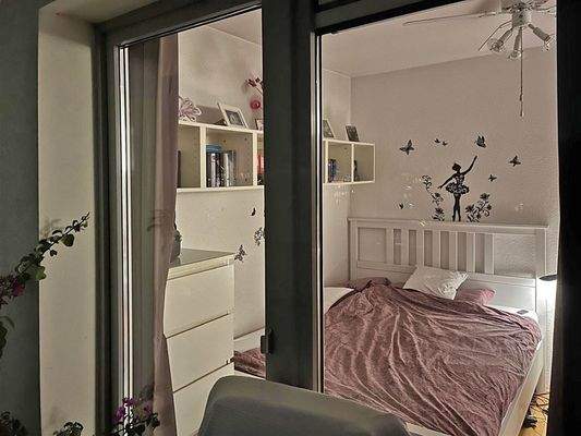 Schlafzimmer mit Balkon 