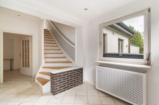 Holztreppe zum Obergeschoss