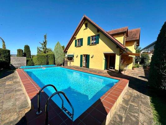 Haus mit Pool und Garten
