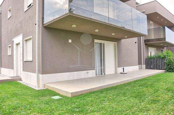 Exklusive Erdgeschosswohnung mit Garten in Poreč