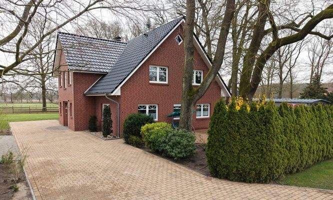 Auffahrt zum Wohnhaus