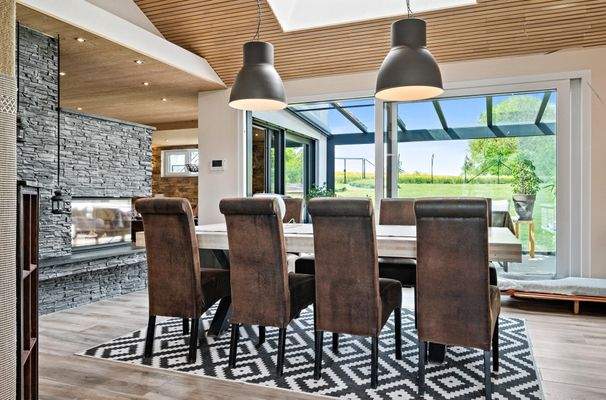 Essbereich mit Kaminblick