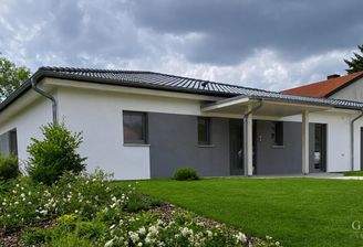 Front mit Eingang und Doppelgarage,