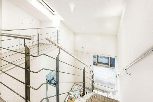 Hauseingang mit Aufgang zur Galerie