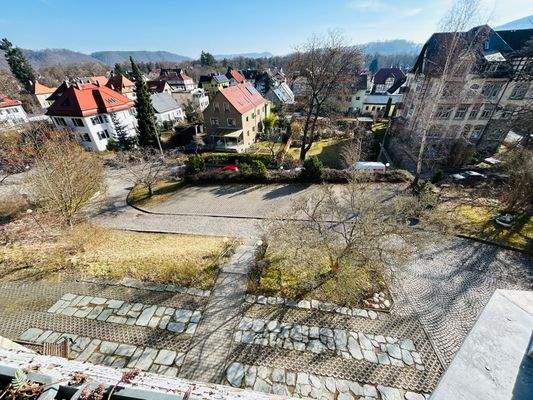 Blick auf den Zufahrtsbereich und die Parkplätze