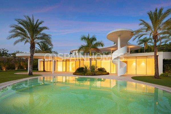 Detached Key-Ready House with a Swimming Pool in Casares